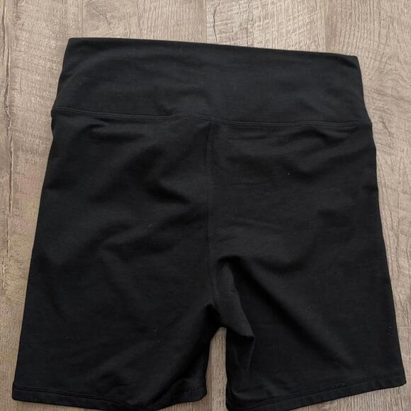 Old Navy Extra High Waisted Cloud Comfy Biker Shorts - Picture 4 of 8